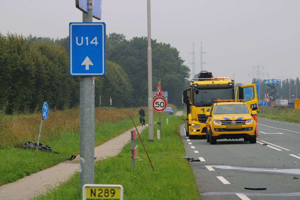 Inzittenden auto slaan op de vlucht na botsing met motorrijder