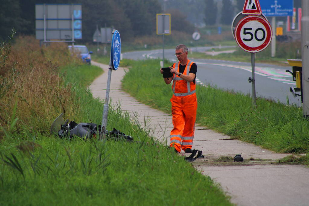 Inzittenden auto slaan op de vlucht na botsing met motorrijder