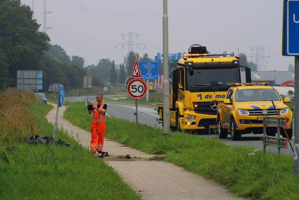 Inzittenden auto slaan op de vlucht na botsing met motorrijder