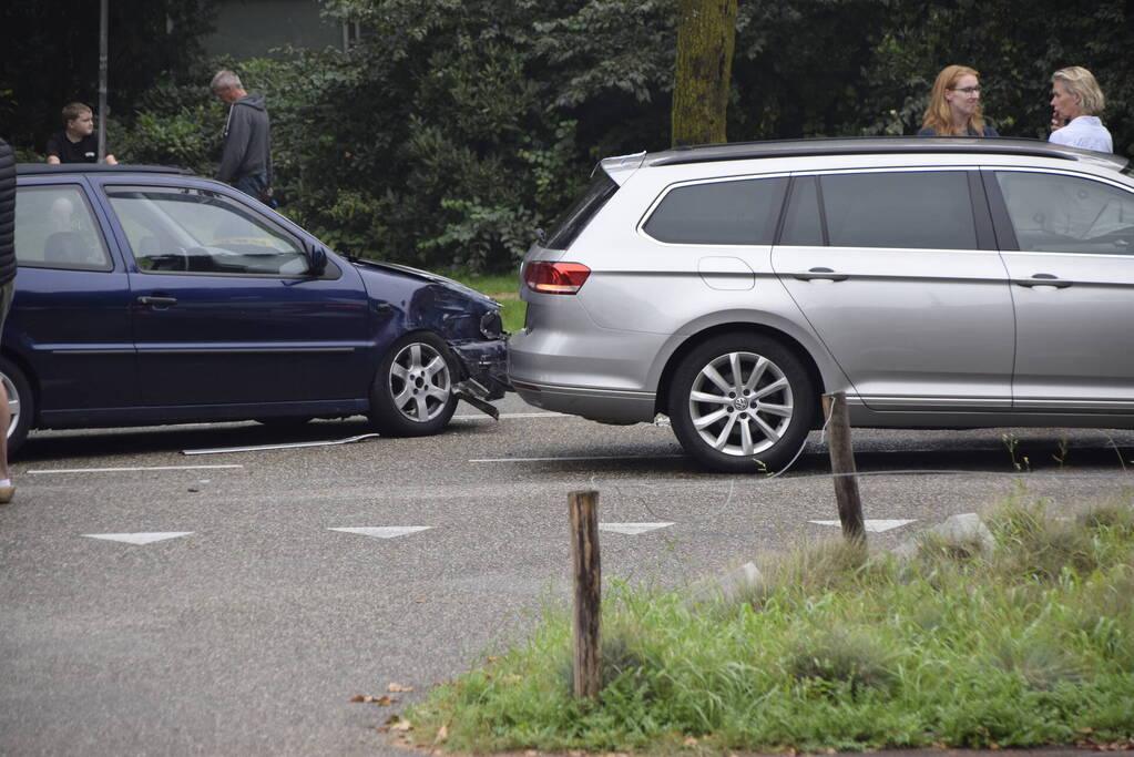 Schade bij botsing op t-splitsing