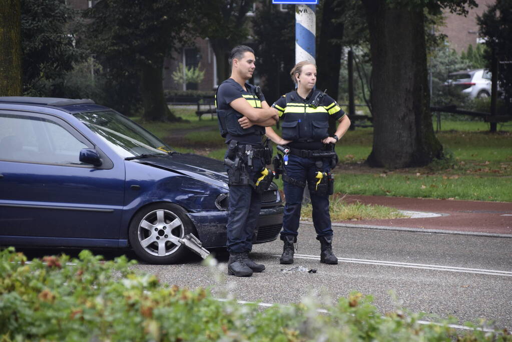 Schade bij botsing op t-splitsing