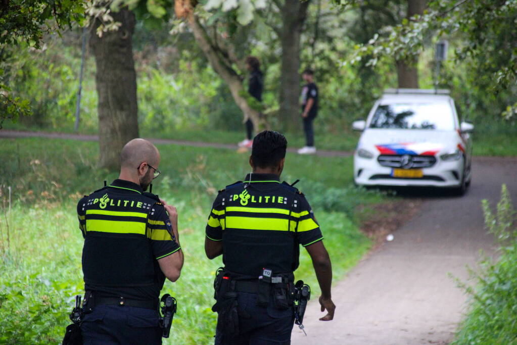 Brandweer blust kampvuur in bos