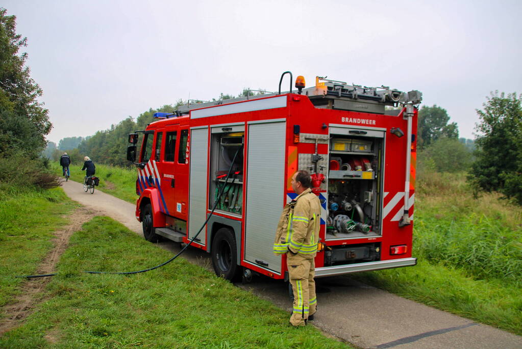 Brandweer blust kampvuur in bos