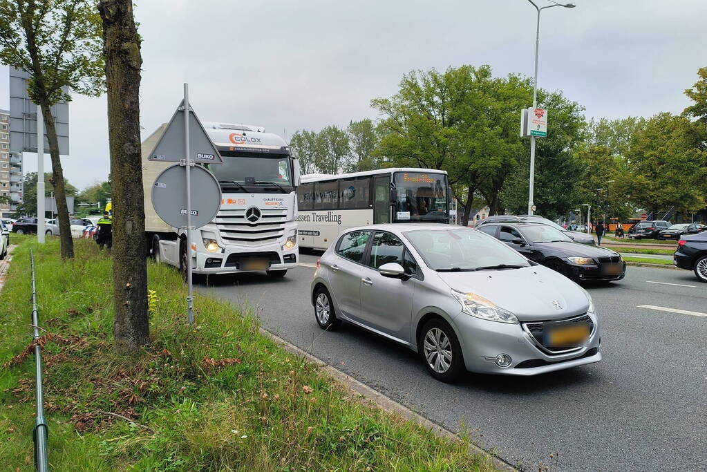 Aanhouding bij ongeval tussen auto en vrachtwagen