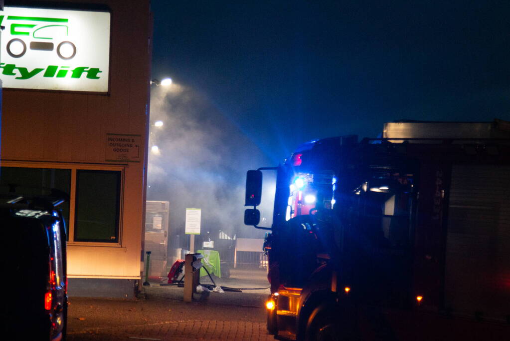 Flinke rookontwikkeling bij brand in bedrijfspand