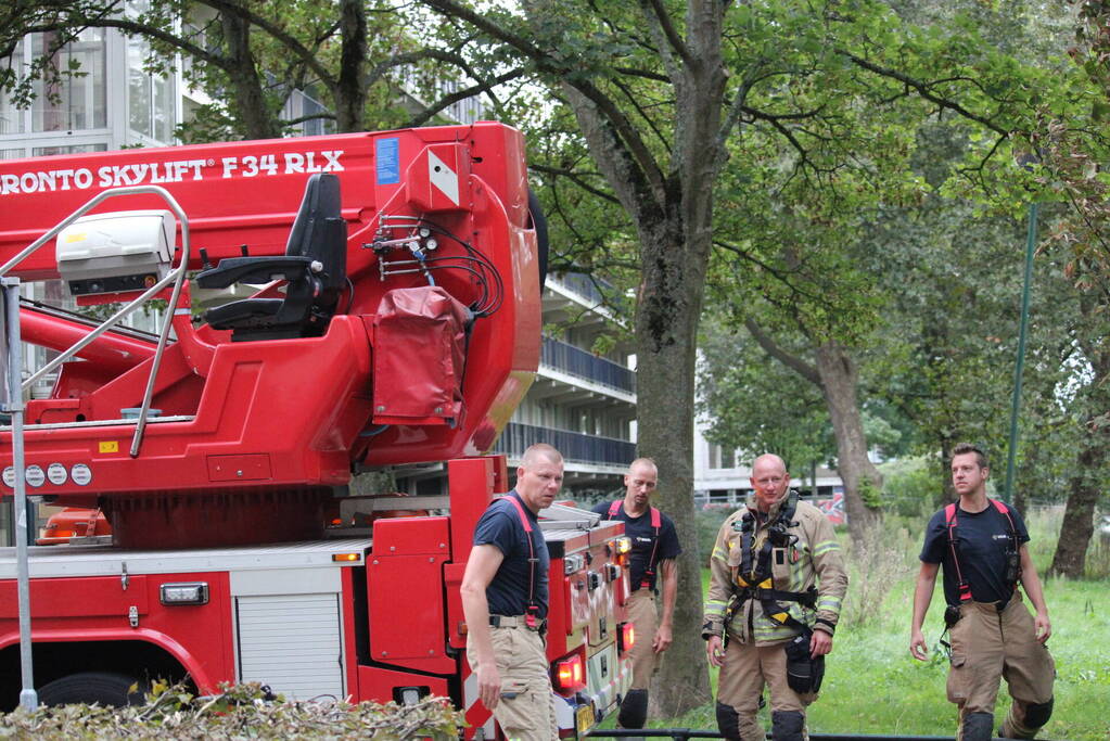 Brandweer zaagt boom met hoogwerker in stukken