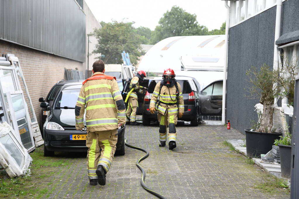 Brandweer blust brandende auto