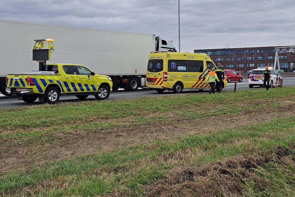 Bestelbus belandt naast snelweg