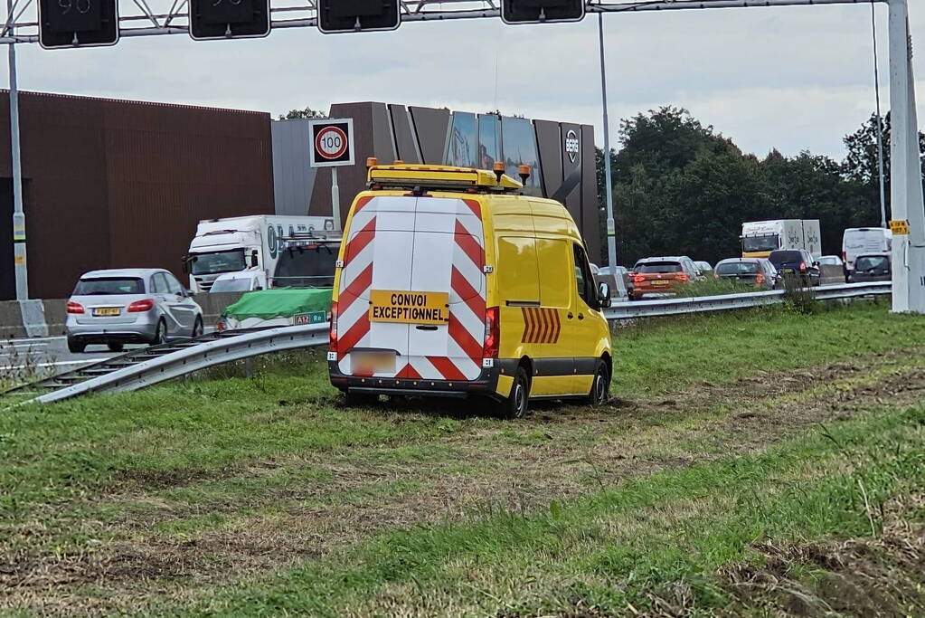 Bestelbus belandt naast snelweg