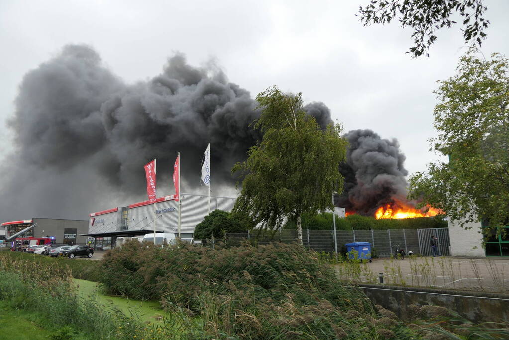 Grote zwarte rookwolken bij industriebrand