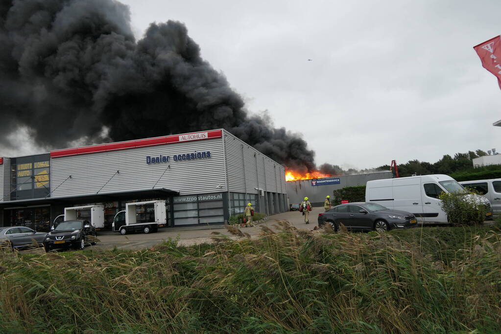 Grote zwarte rookwolken bij industriebrand