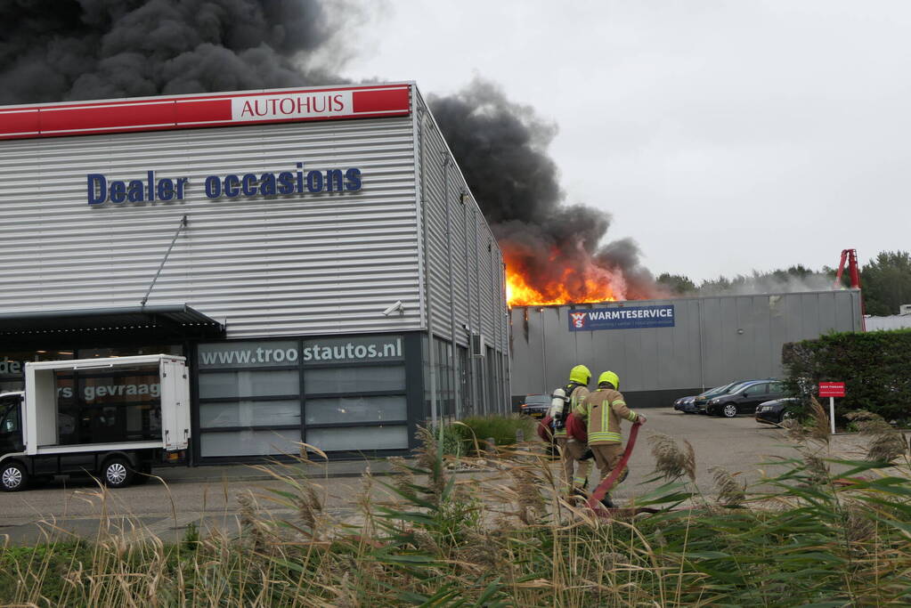 Grote zwarte rookwolken bij industriebrand