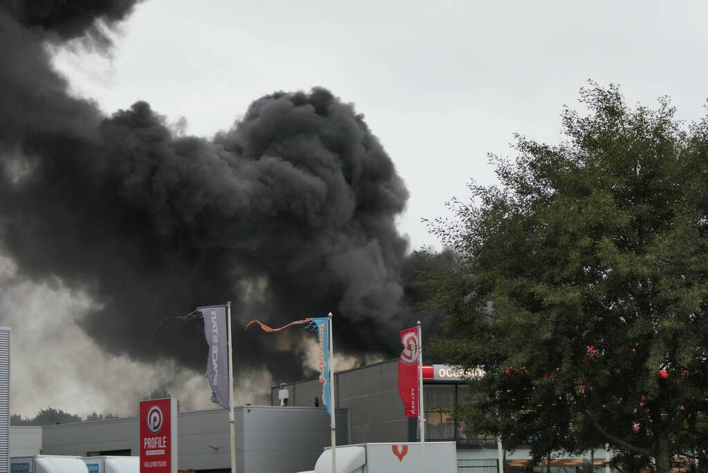 Grote zwarte rookwolken bij industriebrand