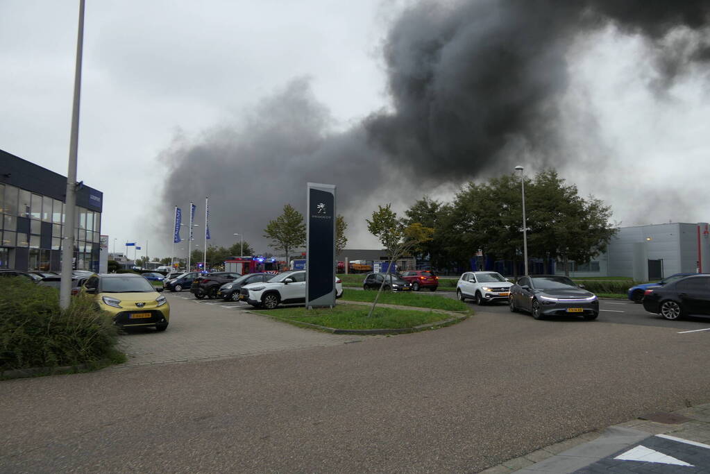 Grote zwarte rookwolken bij industriebrand