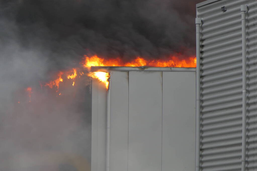 Grote zwarte rookwolken bij industriebrand