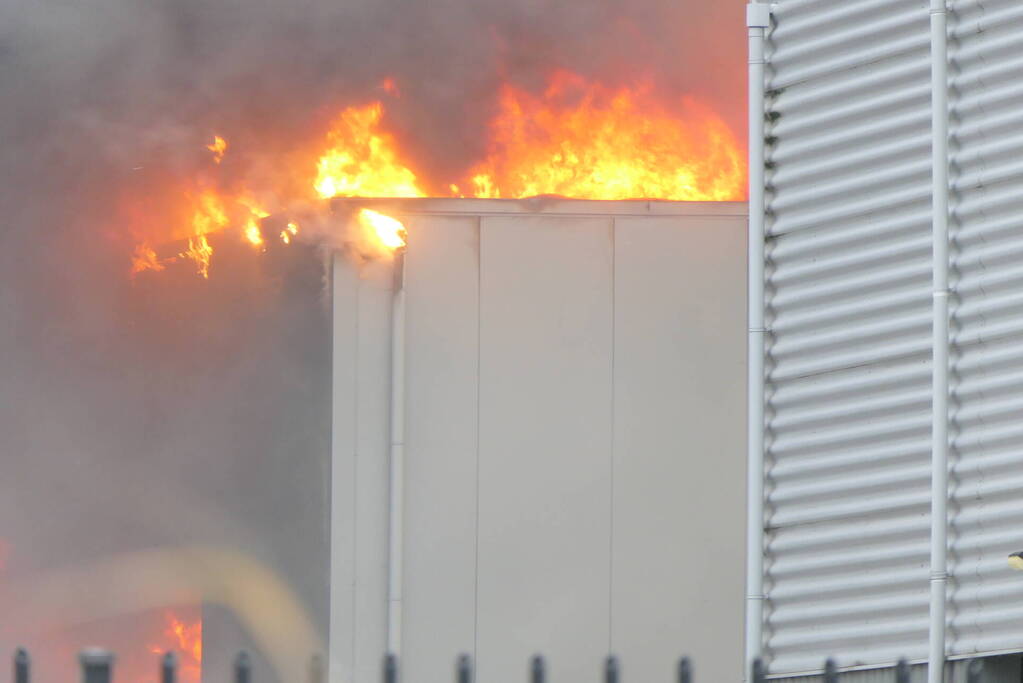 Grote zwarte rookwolken bij industriebrand