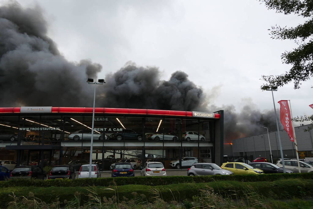 Grote zwarte rookwolken bij industriebrand