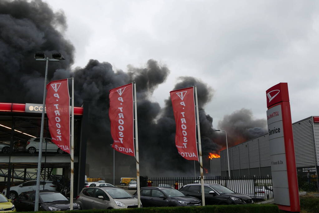 Grote zwarte rookwolken bij industriebrand