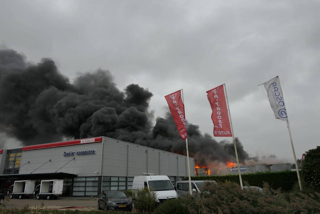 Grote zwarte rookwolken bij industriebrand