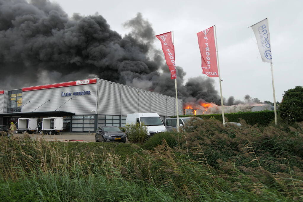 Grote zwarte rookwolken bij industriebrand