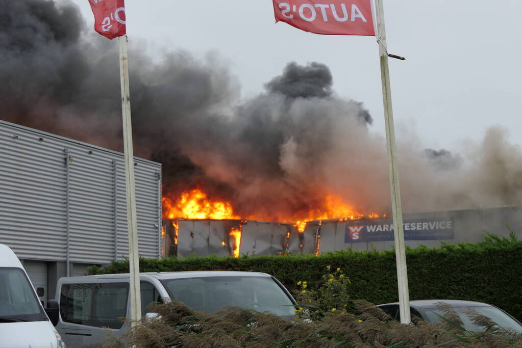 Grote zwarte rookwolken bij industriebrand