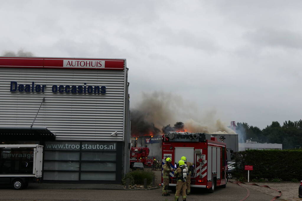 Grote zwarte rookwolken bij industriebrand