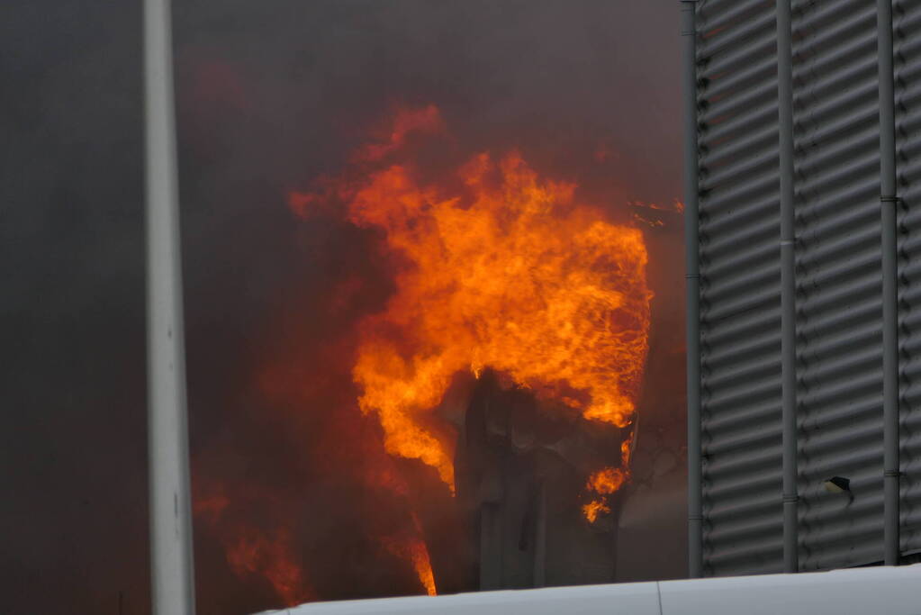 Grote zwarte rookwolken bij industriebrand