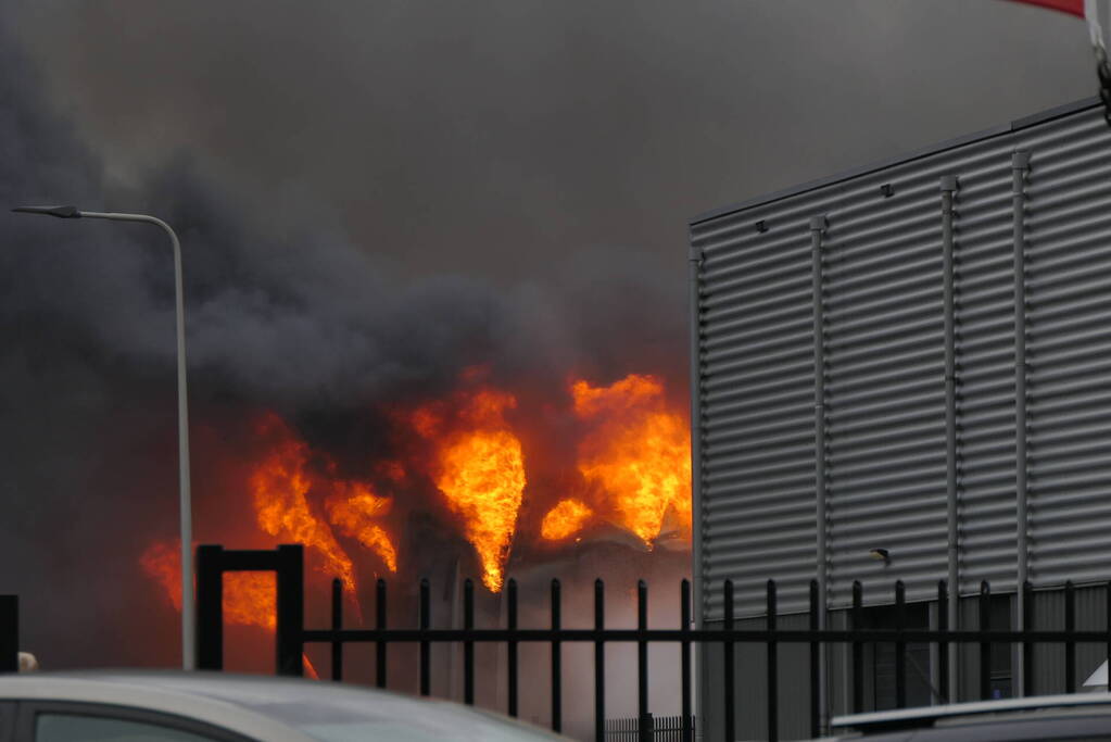 Grote zwarte rookwolken bij industriebrand