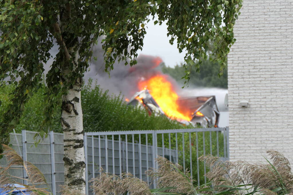 Grote zwarte rookwolken bij industriebrand