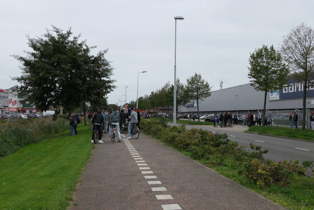 Grote zwarte rookwolken bij industriebrand