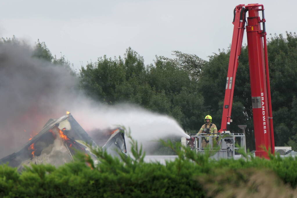 Grote zwarte rookwolken bij industriebrand