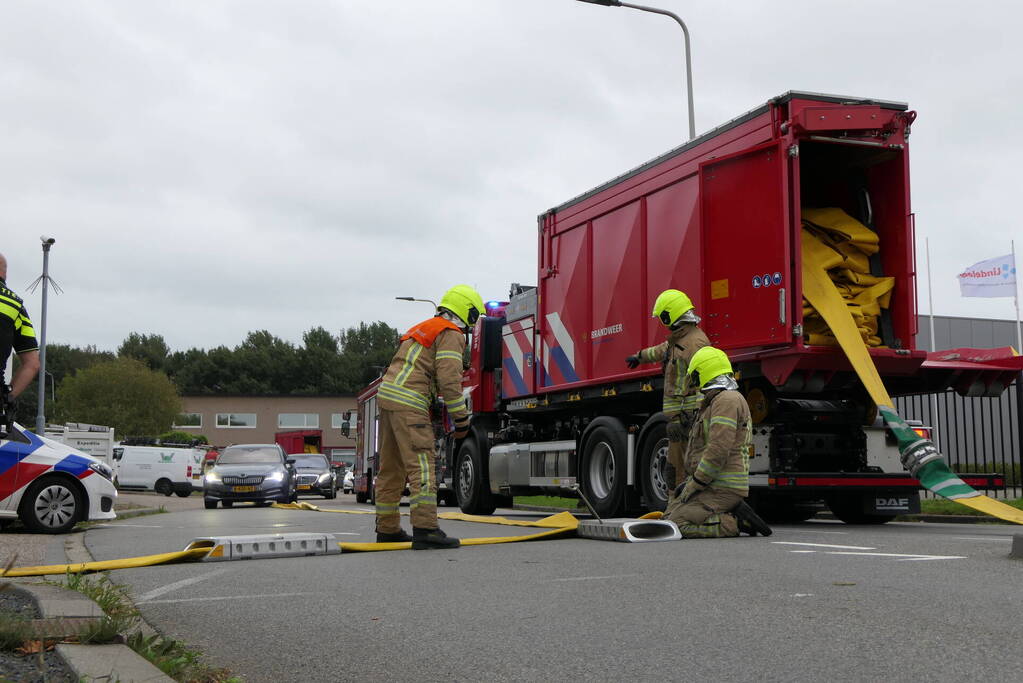 Grote zwarte rookwolken bij industriebrand