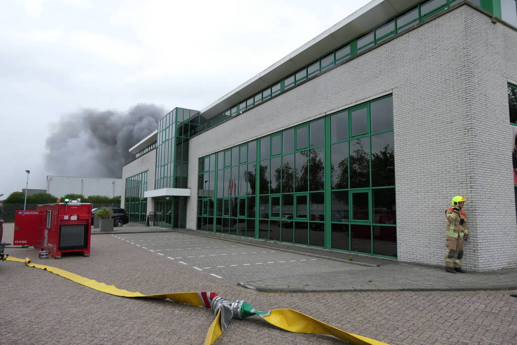 Grote zwarte rookwolken bij industriebrand