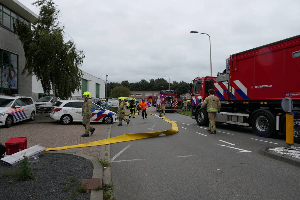 Grote zwarte rookwolken bij industriebrand