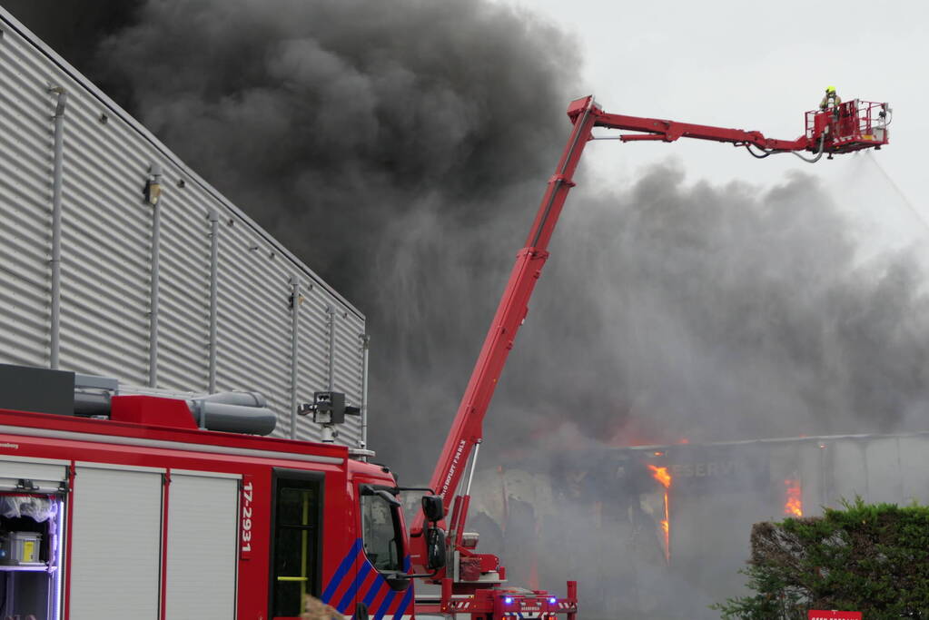 Grote zwarte rookwolken bij industriebrand