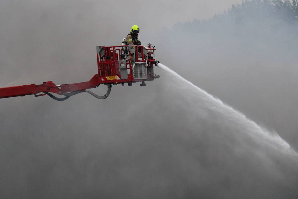 Grote zwarte rookwolken bij industriebrand