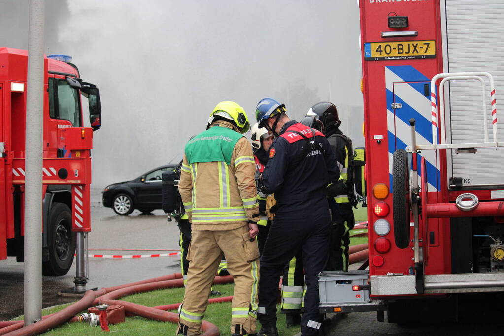 Grote zwarte rookwolken bij industriebrand