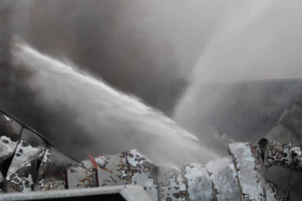 Grote zwarte rookwolken bij industriebrand