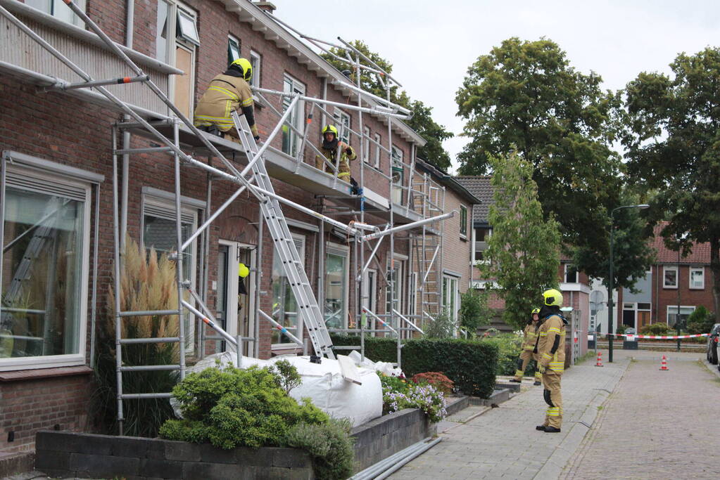 Steiger waait om door harde wind