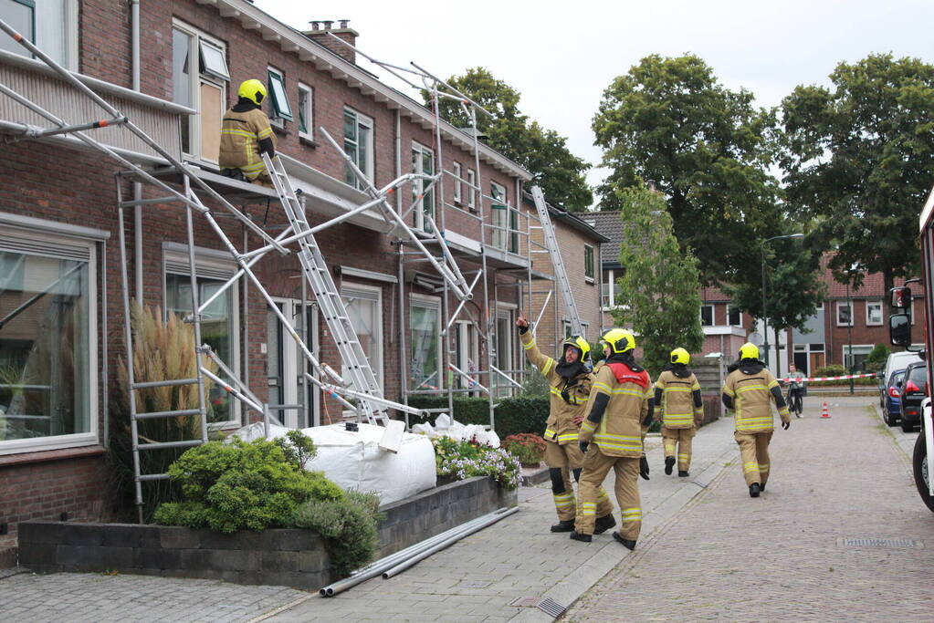 Steiger waait om door harde wind