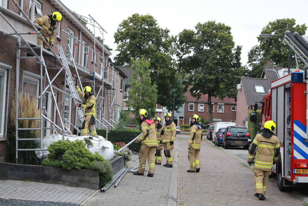 Steiger waait om door harde wind