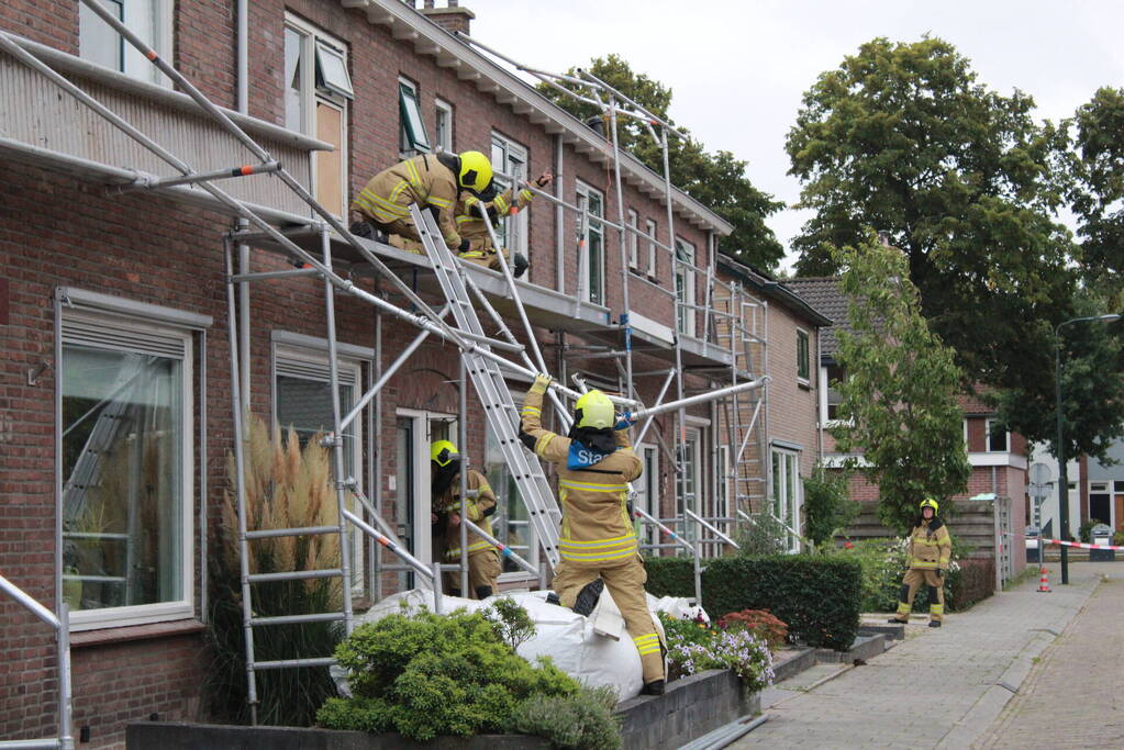 Steiger waait om door harde wind