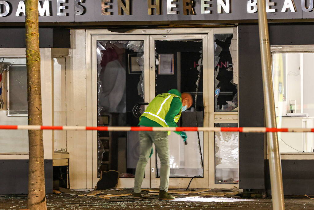 Kapperszaak beschadigd door explosie