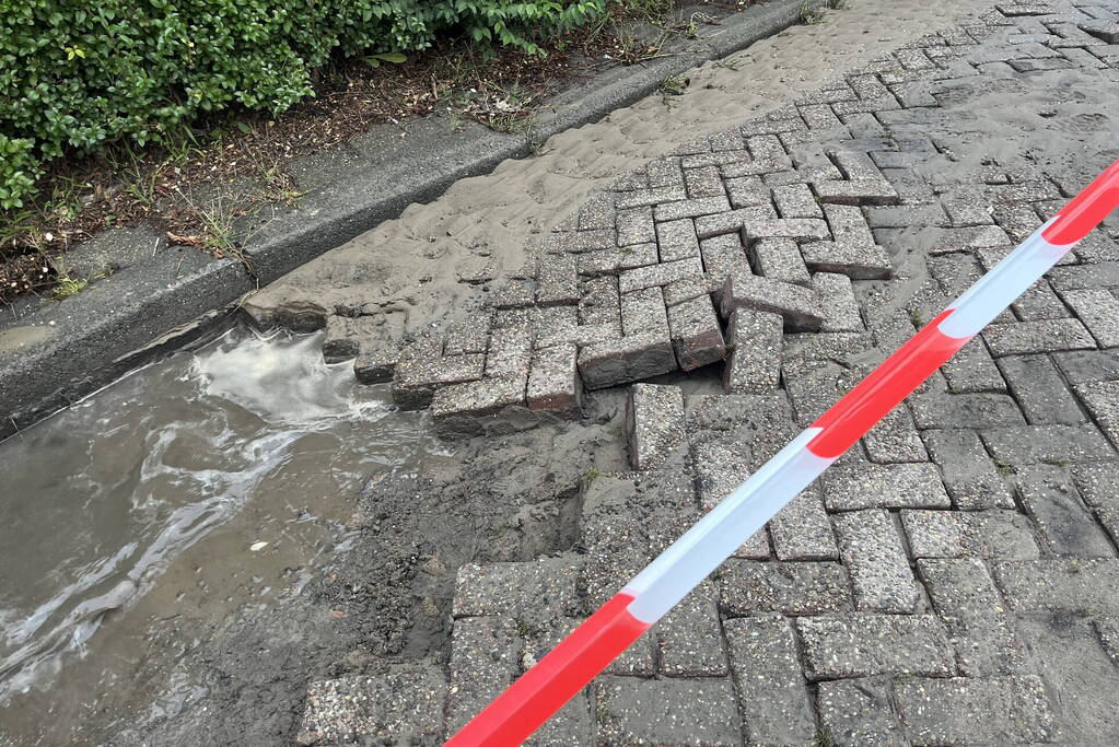 Schade aan weg door waterlekkage