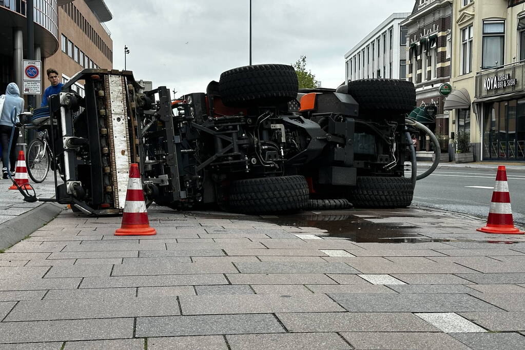 Voertuig van onkruidverdelger kantelt op fietspad