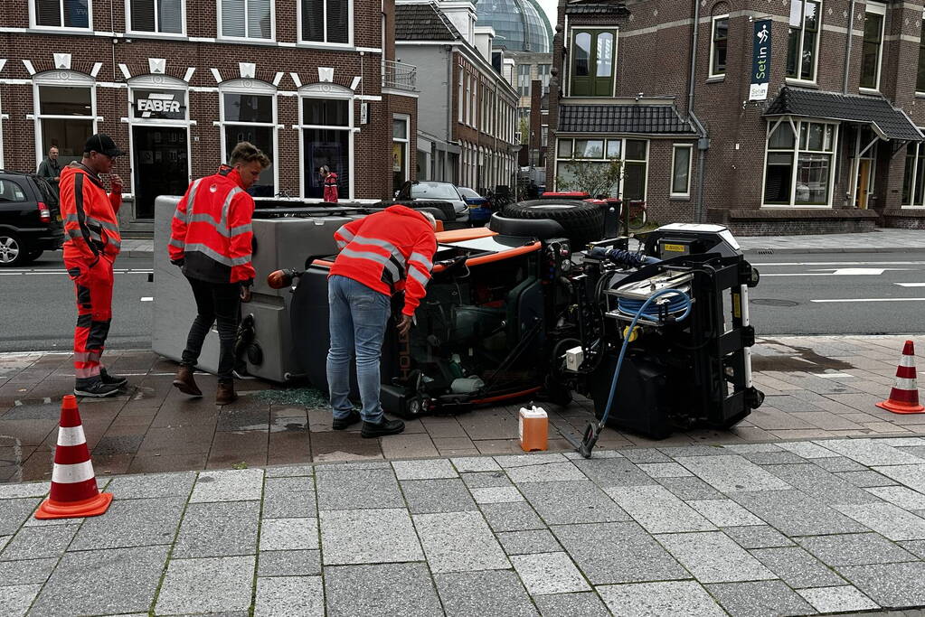 Voertuig van onkruidverdelger kantelt op fietspad