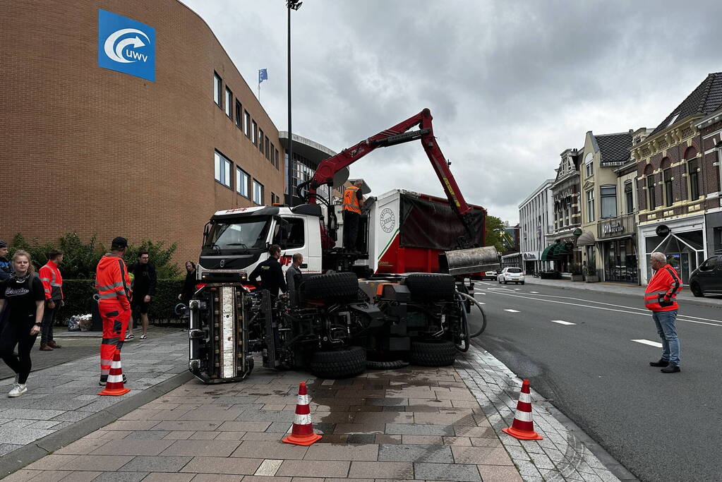 Voertuig van onkruidverdelger kantelt op fietspad