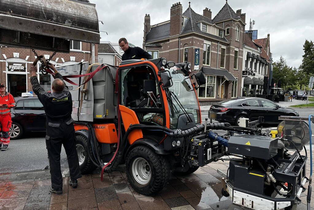 Voertuig van onkruidverdelger kantelt op fietspad