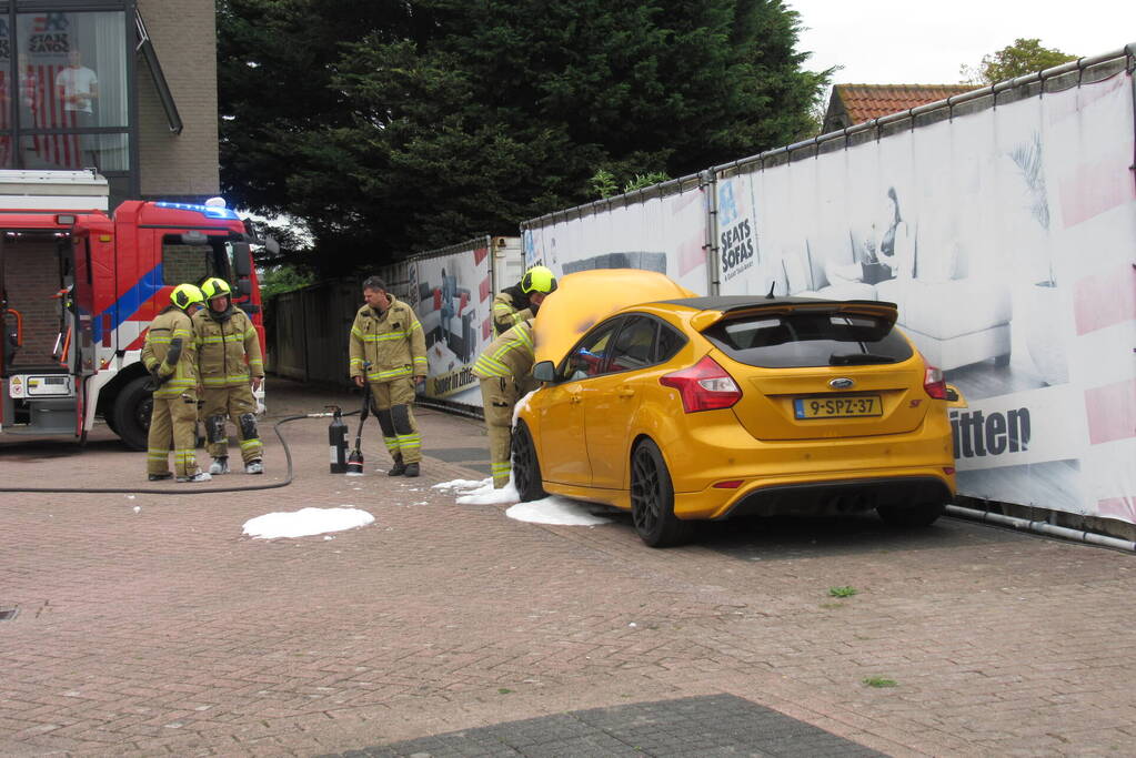 Brandweer heeft autobrand snel onder controle