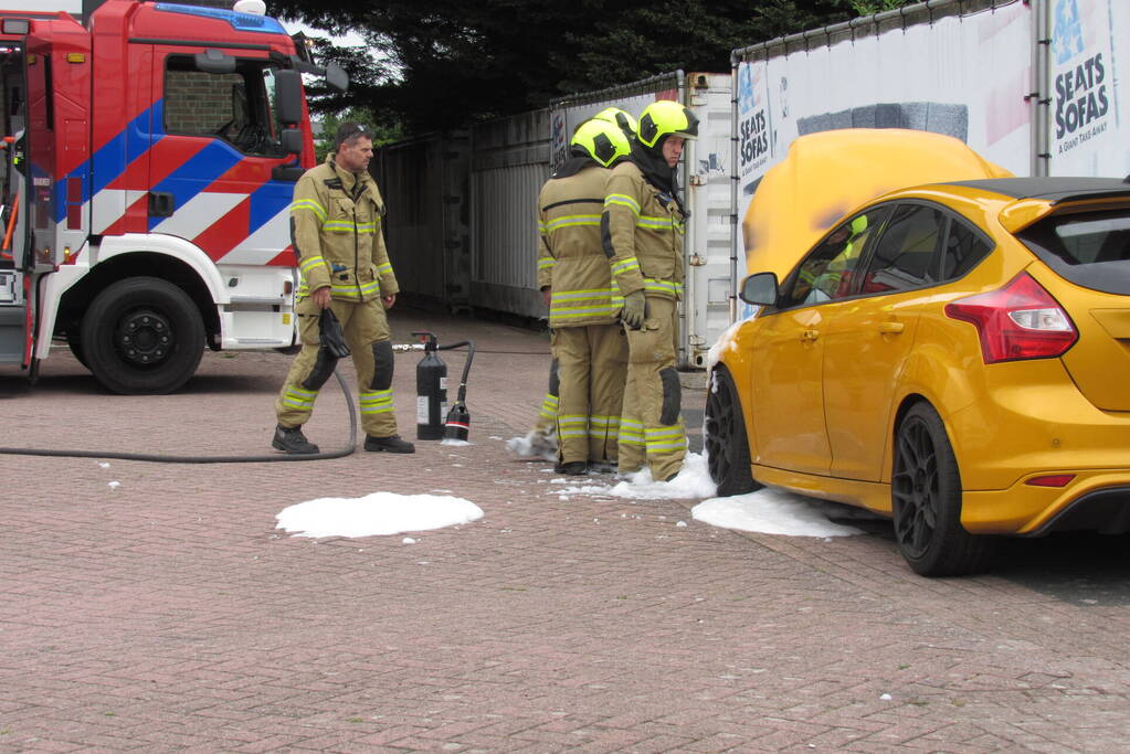 Brandweer heeft autobrand snel onder controle